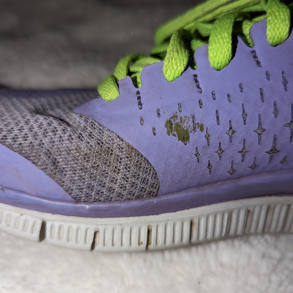 Women Nike sneakers ... Purple and line green ...size 7 - Picture 2 of 4